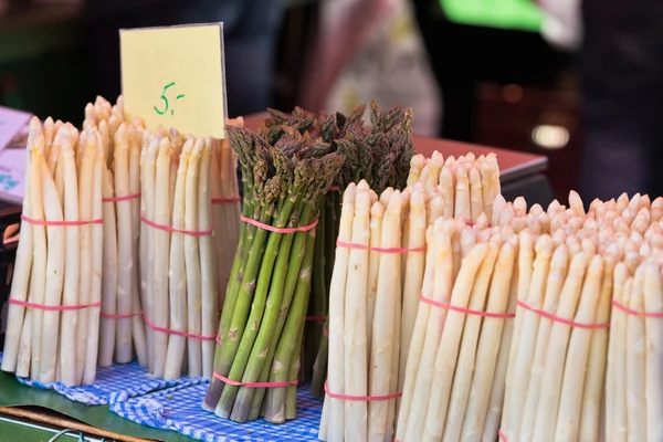 Verse asperges verkopen in een boerenmarkt — Stockfoto