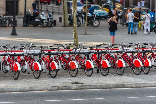 Ciudad Bicicletas en un aparcamiento — Foto de Stock