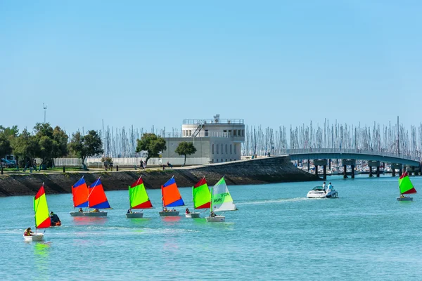 Plachtění trénink malých dětí v La Rochelle — Stock fotografie