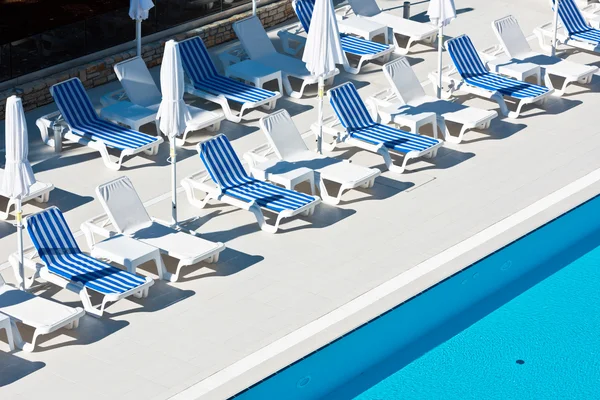 Cadeiras junto à piscina do hotel perto — Fotografia de Stock