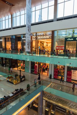 İnsanlar Dubai Mall alışveriş merkezi mağaza