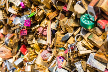 Bir köprü Paris aşıklar kilitler