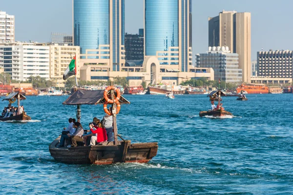 ドバイでの伝統的なアラビア ボート — ストック写真