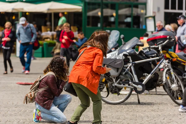 La donna sta facendo delle foto per la strada di Bruges. — Foto Stock