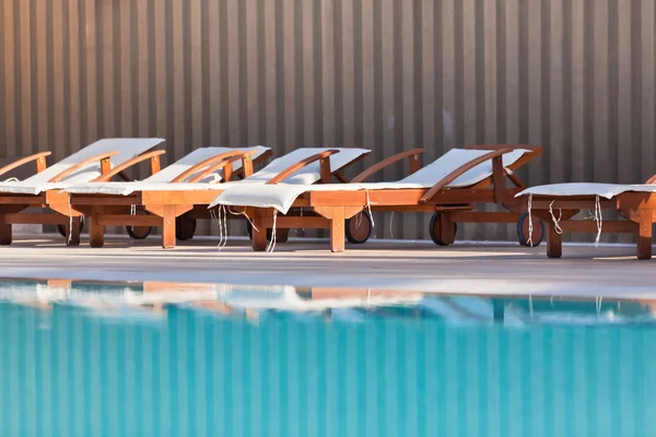 Sedie dell'hotel a bordo piscina — Foto Stock