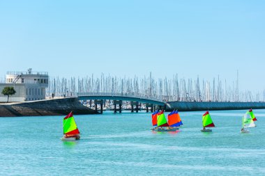 genç çocuk yelken eğitimi  