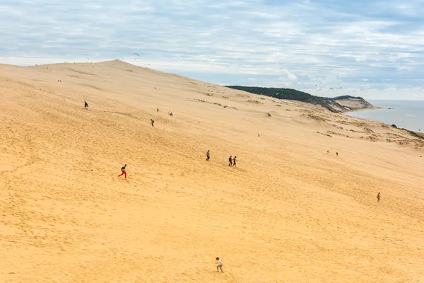 Personer som besöker den högsta sanddynen — Stockfoto