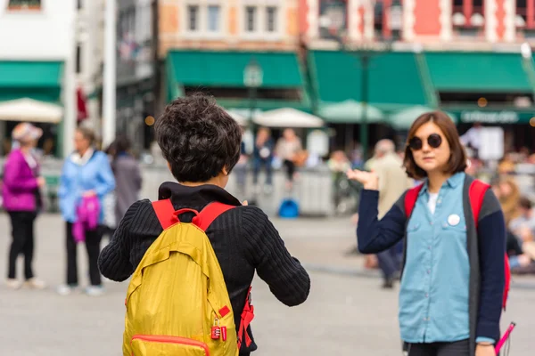 Femme prend des photos dans la rue de Bruges — Photo