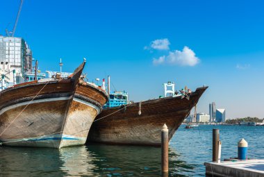 Dubai creek at geleneksel Arapça kargo tekneler
