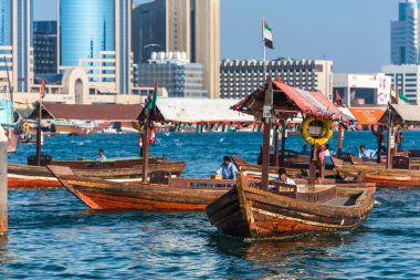 Dubai creek at geleneksel Arapça tekneler 