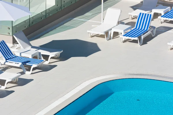 Chaises de piscine d'hôtel — Photo