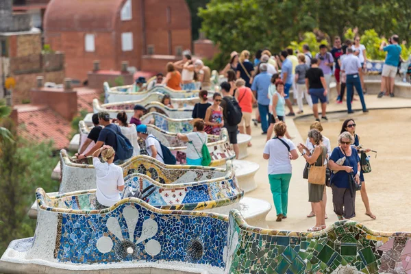 Turisták Park Güell, Barcelona — Stock Fotó