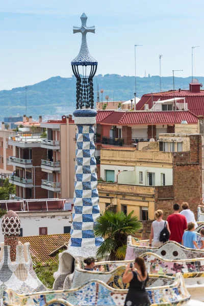 Touristen im Park Güell — Stockfoto