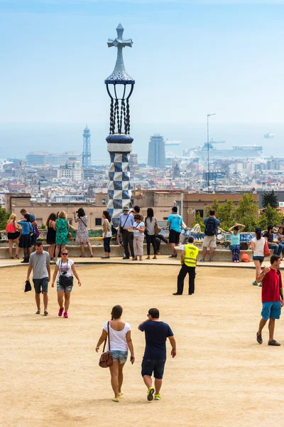 Turistas en Park Güell, Barcelona — Foto de Stock