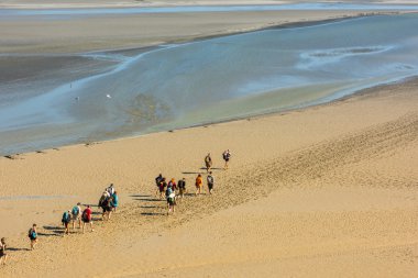 Mont Saint Michel duvarlarından görüntülemek 