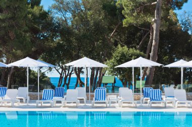 otel havuz kenarındaki koltukları  