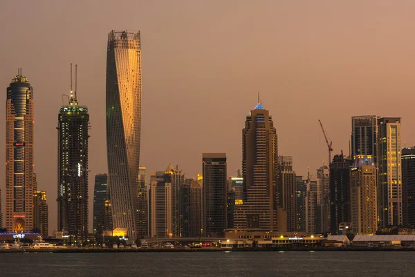 Paesaggio urbano serale di Dubai — Foto Stock