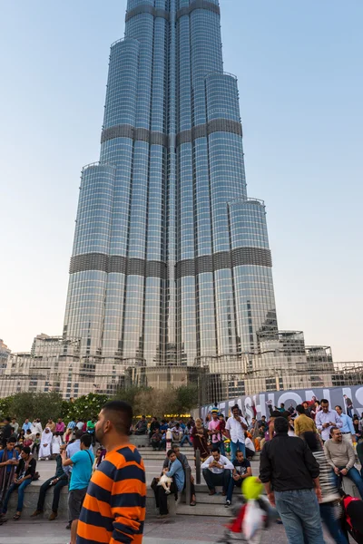 Pessoas se reúnem em frente ao Burj al Khalifa — Fotografia de Stock