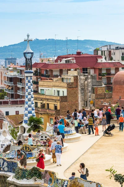 Touristen im Park Güell, Barcelona — Stockfoto