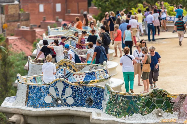 Tourists in Park Guell, Barcelona — Stock Photo, Image