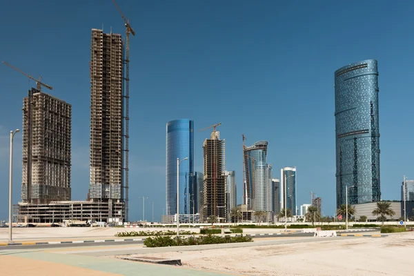 Abu Dhabi nieuw district met wolkenkrabbers — Stockfoto