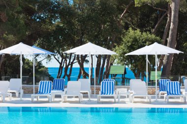otel havuz kenarındaki koltukları  