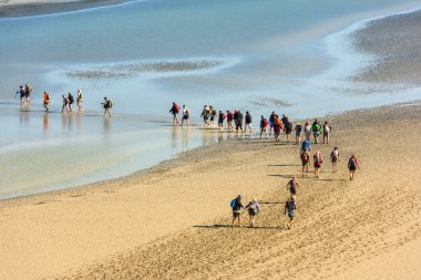 Mont Saint Michel duvarlarından görüntülemek 
