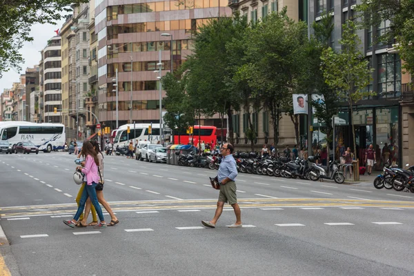Persone su un passaggio pedonale, strada di Barcellona — Foto Stock