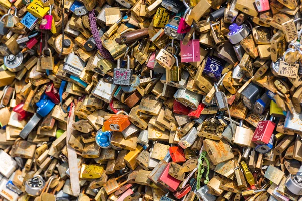 Les amoureux cadenas sur un pont — Photo