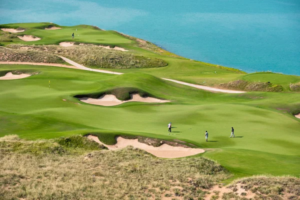 Complejo de golf con el paisaje del mar —  Fotos de Stock