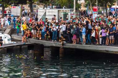 Barcelona'da iskelede insan kalabalığı