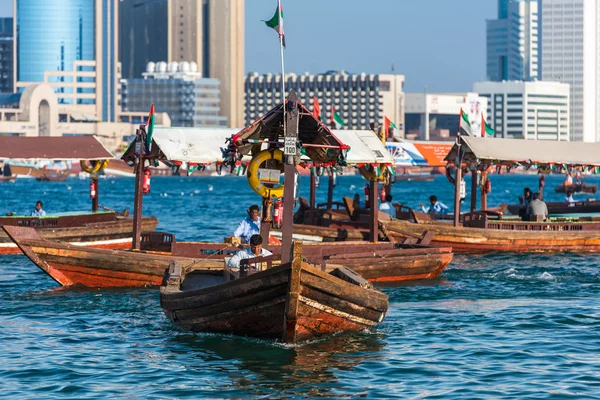 传统的阿拉伯小船，在迪拜 — 图库照片