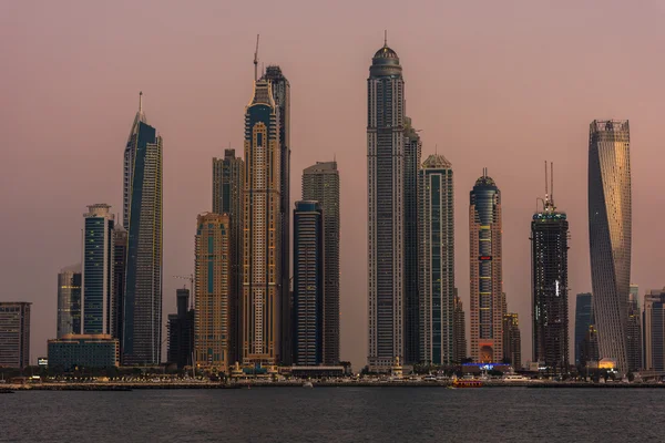 Paesaggio urbano serale di Dubai, Emirati Arabi Uniti — Foto Stock