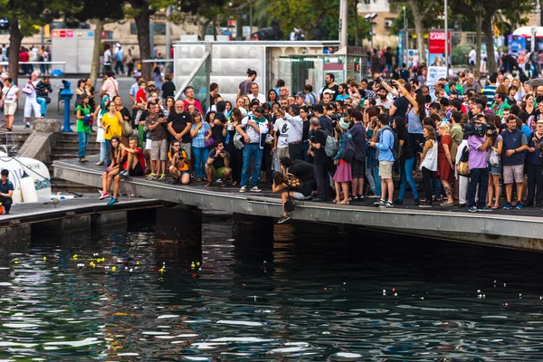 Barcelona'da iskelede insan kalabalığı