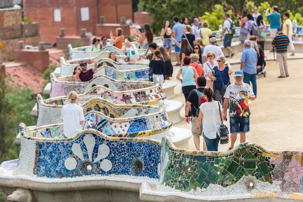 Touristen in Park Güell, Barcelona, Spanien — Stockfoto