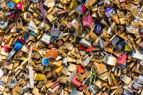 Les amoureux cadenas sur un pont à Paris — Photo