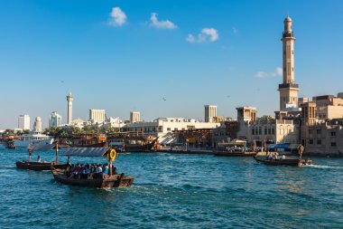 Dubai creek at geleneksel Arapça tekneler 