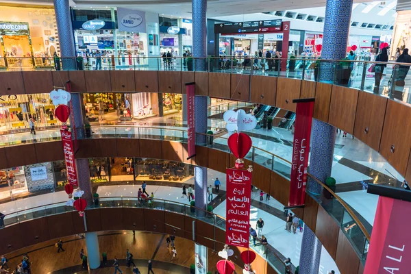 İnsanlar Dubai Mall alışveriş merkezi mağaza