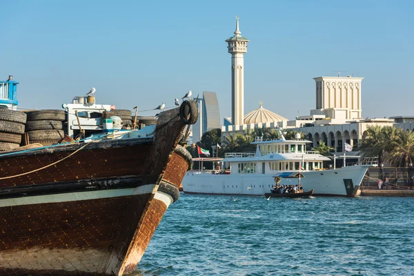 Tradycyjny arabski ładunek łodzi w Dubaju — Zdjęcie stockowe