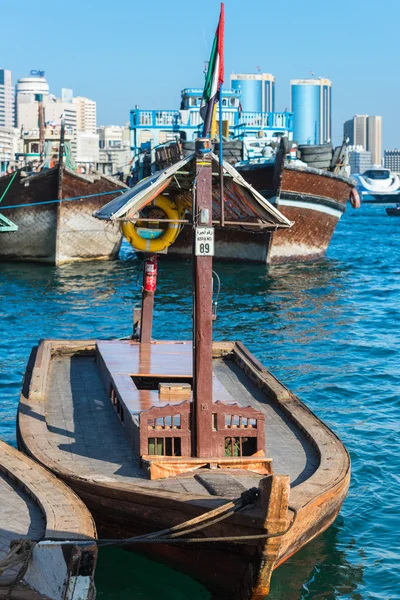 ドバイ クリークに伝統的なアラビア ボート — ストック写真