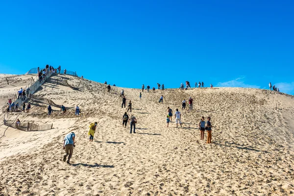 People visiting the highest sand dune — Stock Photo, Image