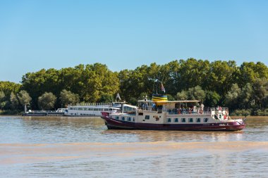 Bordeaux şehrinde Garonne Nehri üzerinde tekne gezisi 