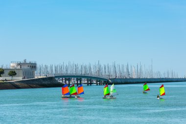 genç çocuk yelken eğitimi 