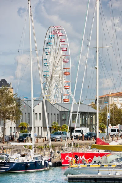 Grande roda gigante no porto de La Rochelle — Fotografia de Stock