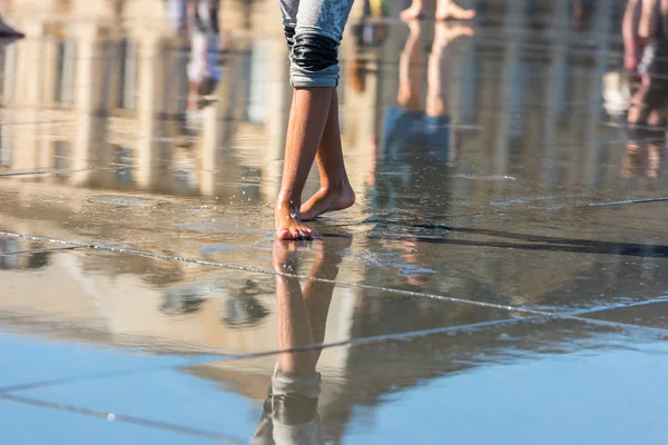 Frau amüsiert sich im Spiegelbrunnen — Stockfoto