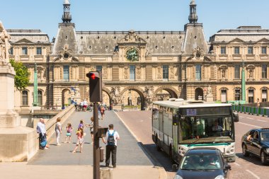 louvre Müzesi görünümü 