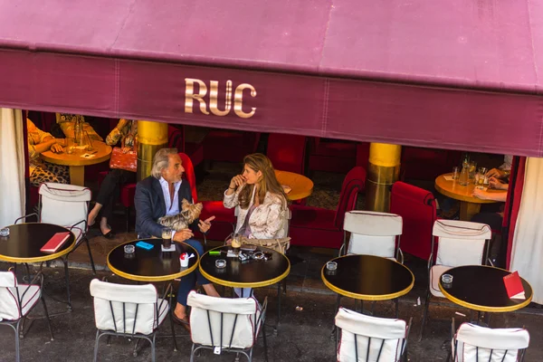 Парижанин наслаждается едой и напитками — стоковое фото