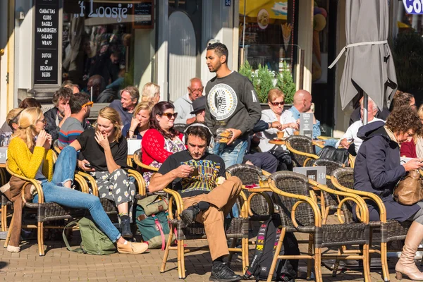 Parisare och turister njuta av mat — Stockfoto