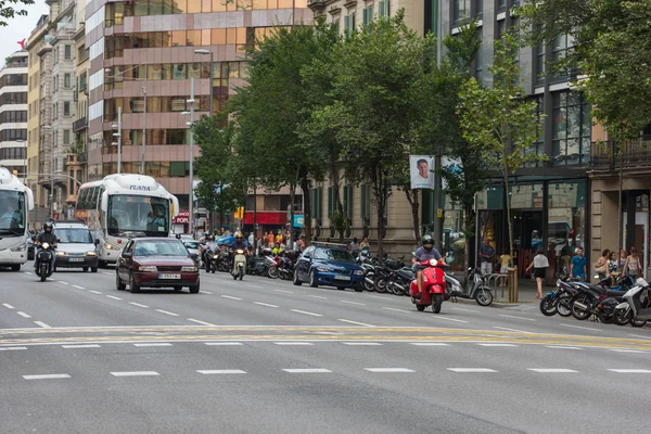 Tráfico de coches en la calle Barcelona — Foto de Stock