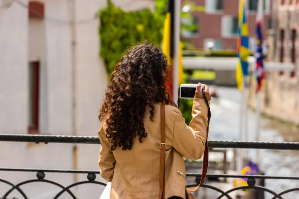 La donna sta facendo delle foto per strada. — Foto Stock